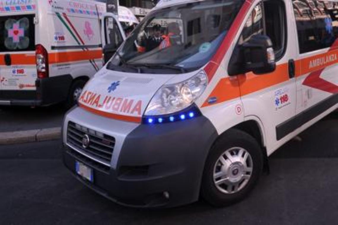 Milano, madre e figlia di 2 anni gi&ugrave; da ottavo piano
