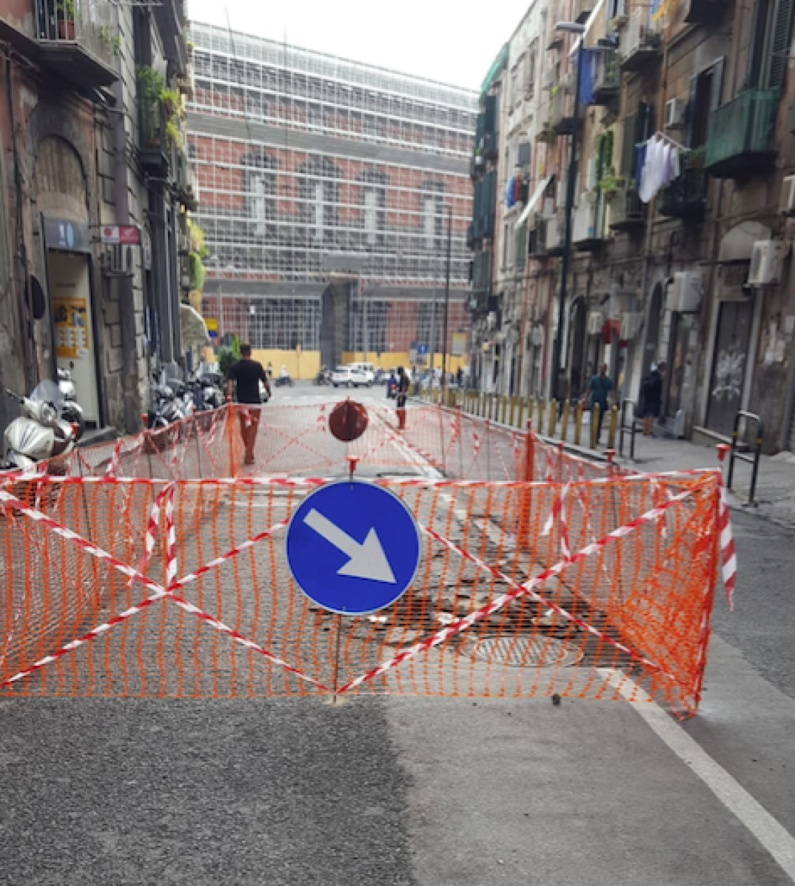 Bomba d'acqua su Napoli, voragini e allagamenti: stop ai treni