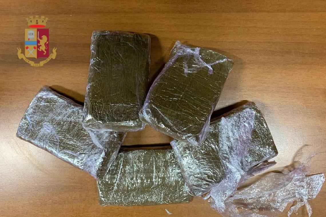 Materdei, coppia arrestata con mezzo chilo di droga