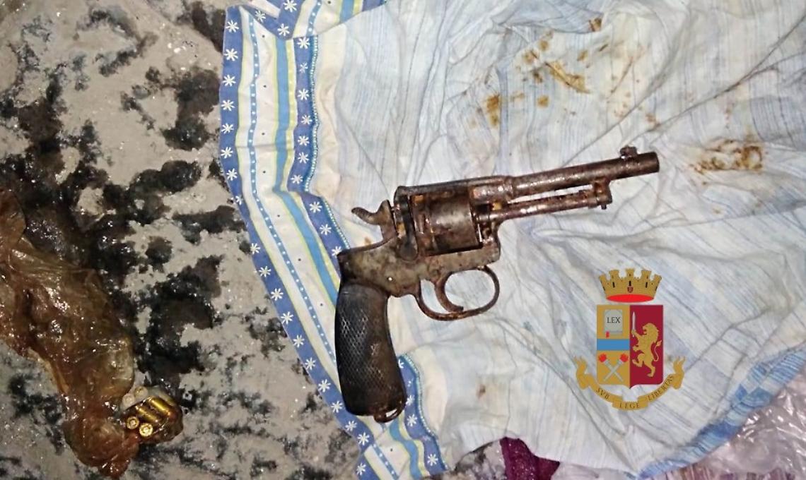 Pallonetto, polizia scopre pistola nascosta nelle fogne
