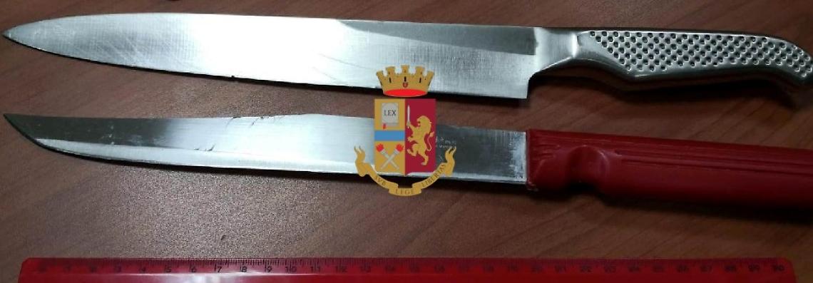 Minaccia coi coltelli moglie e suoceri, in manette