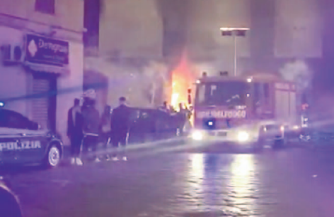 Inferno a Piazza Mercato. Lite con il ras dietro il maxi-rogo
