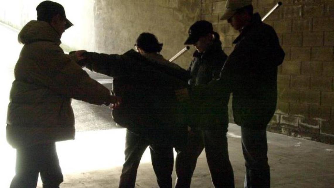 Con mazze da baseball seminano il panico, ferito un 17enne