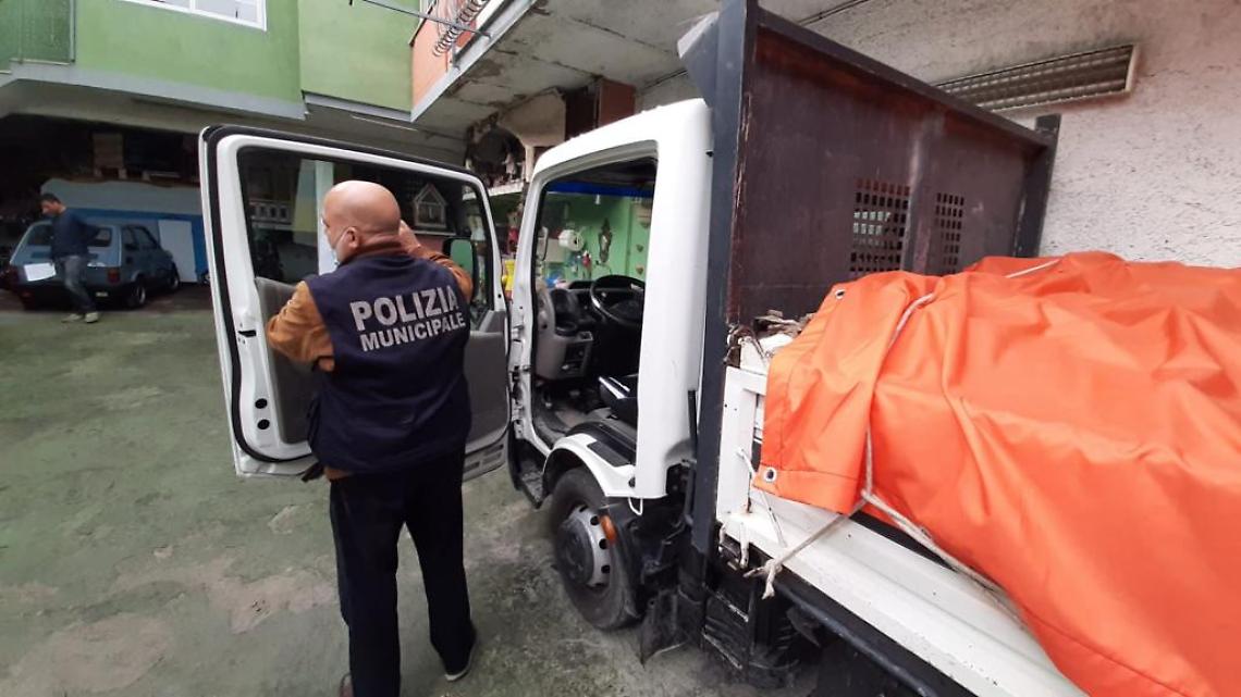 Sequestrato un furgone con scarti di demolizione edilizia