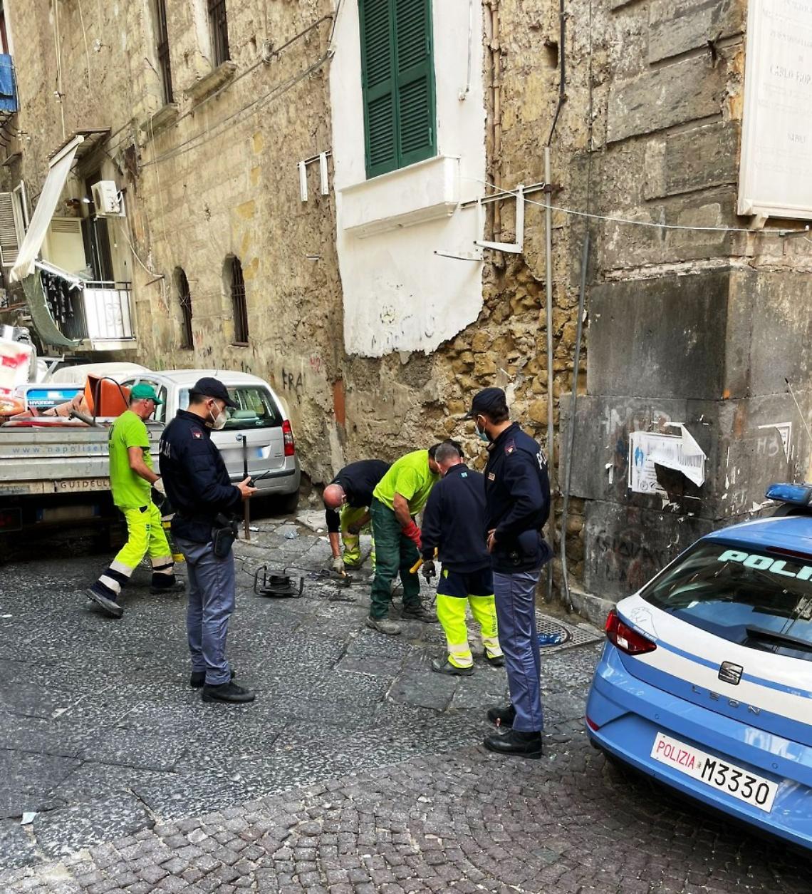  Montecalvario, rimossi paletti abusivi