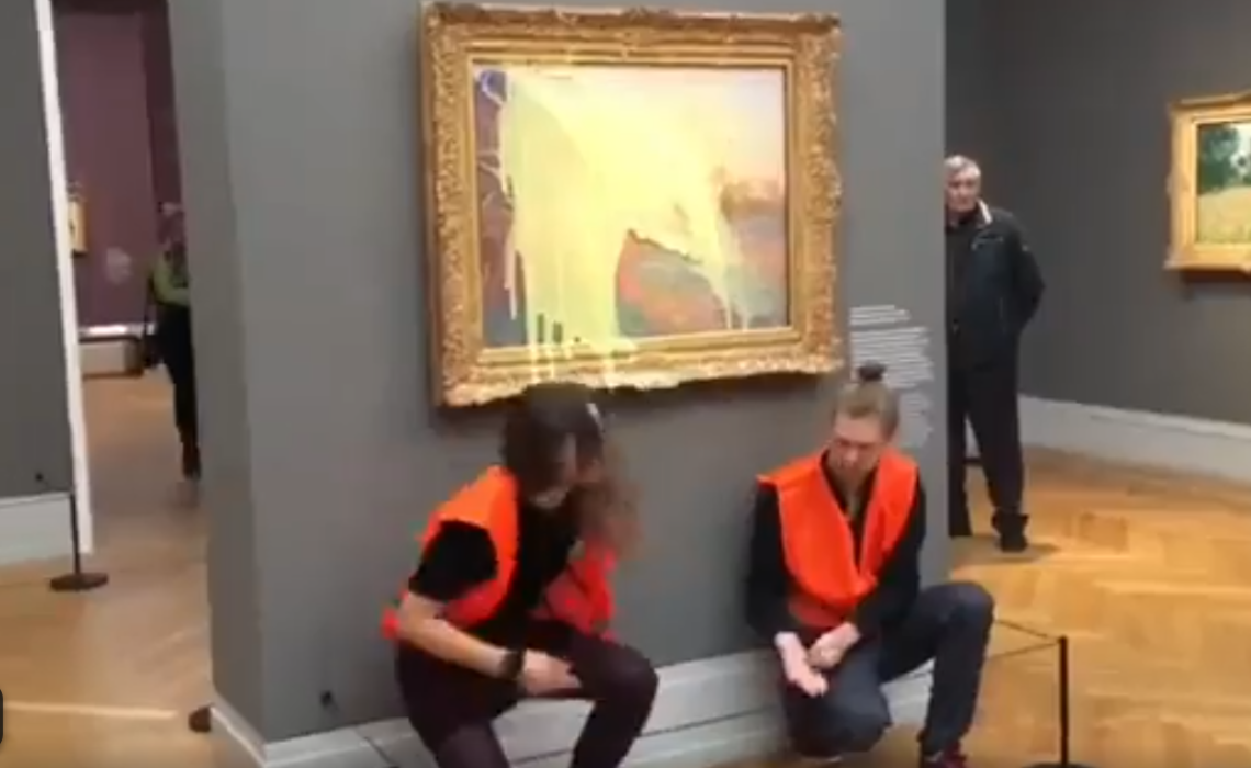 Ambientalisti lanciano purè di patate contro quadro di Monet