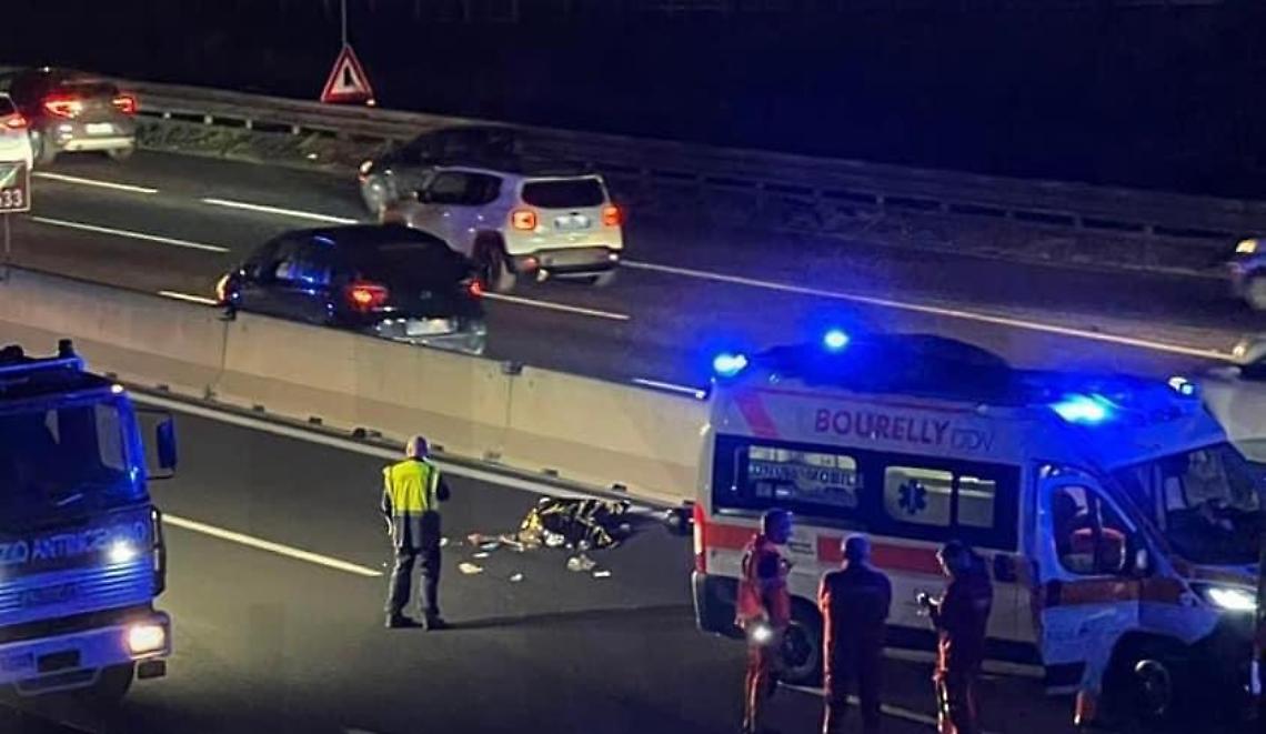 Moto contro un pedone in autostrada: due morti e un ferito sulla A1 a Napoli