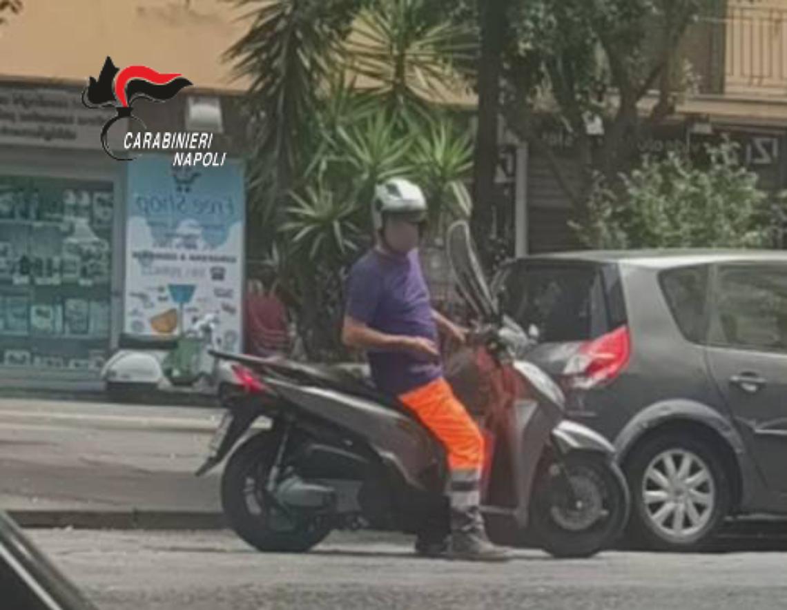 Spacciava hashish mentre era in servizio: arrestato netturbino