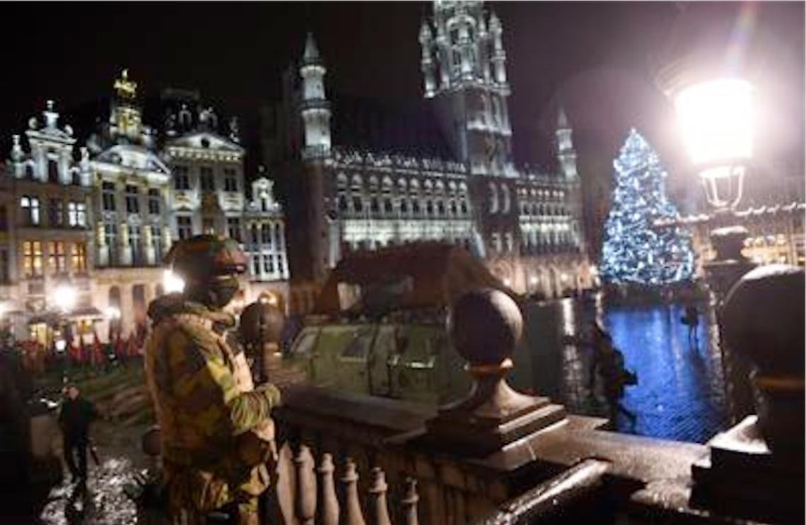 Parigi, trovata una cintura esplosiva. Belgio, chiuse scuole e metro