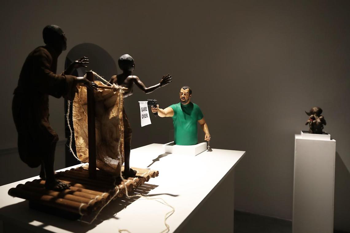 Napoli, in mostra scultura choc: Salvini spara ai migranti. Il leghista: «Una schifezza, è istigazione all’odio»