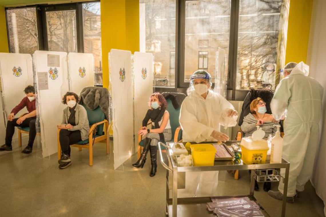 Terza dose vaccino, ok dopo 5 mesi: c'è il via libera