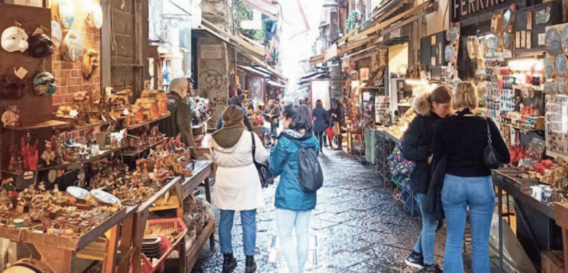 San Gregorio Armeno, turisti critici: «Città un po’ abbandonata e sporca»