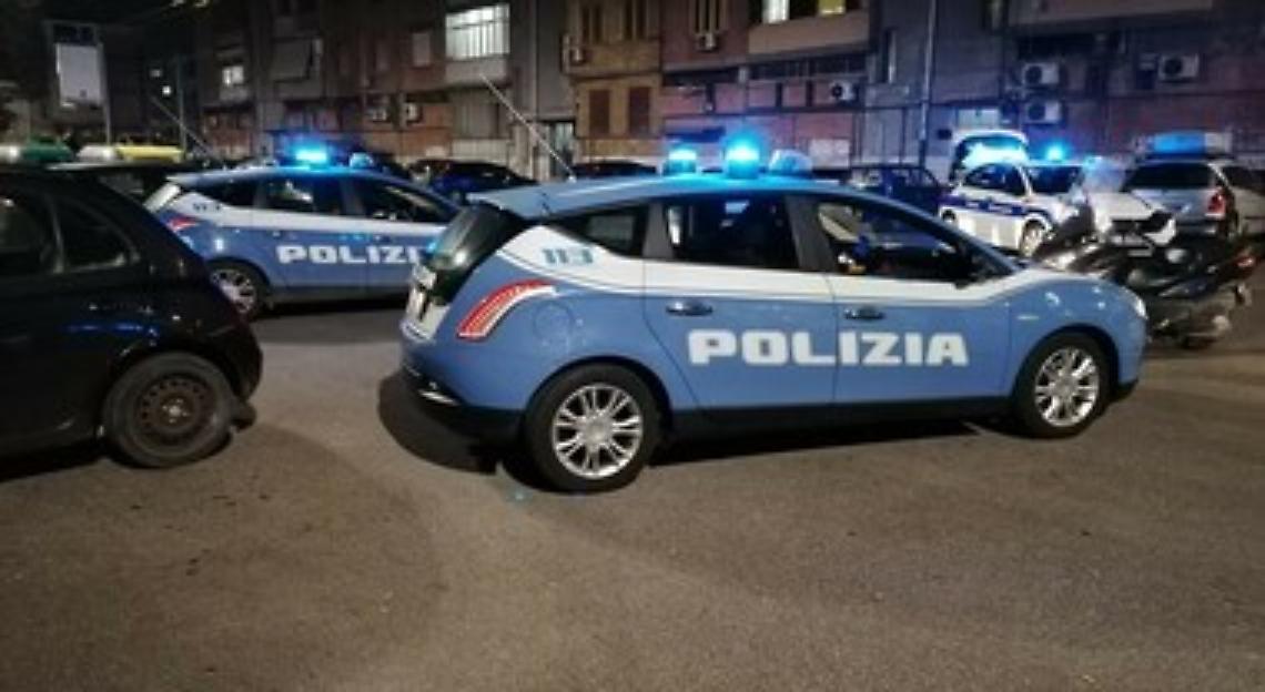 Via da casa per violenze, si arrampica per entrare: arrestato