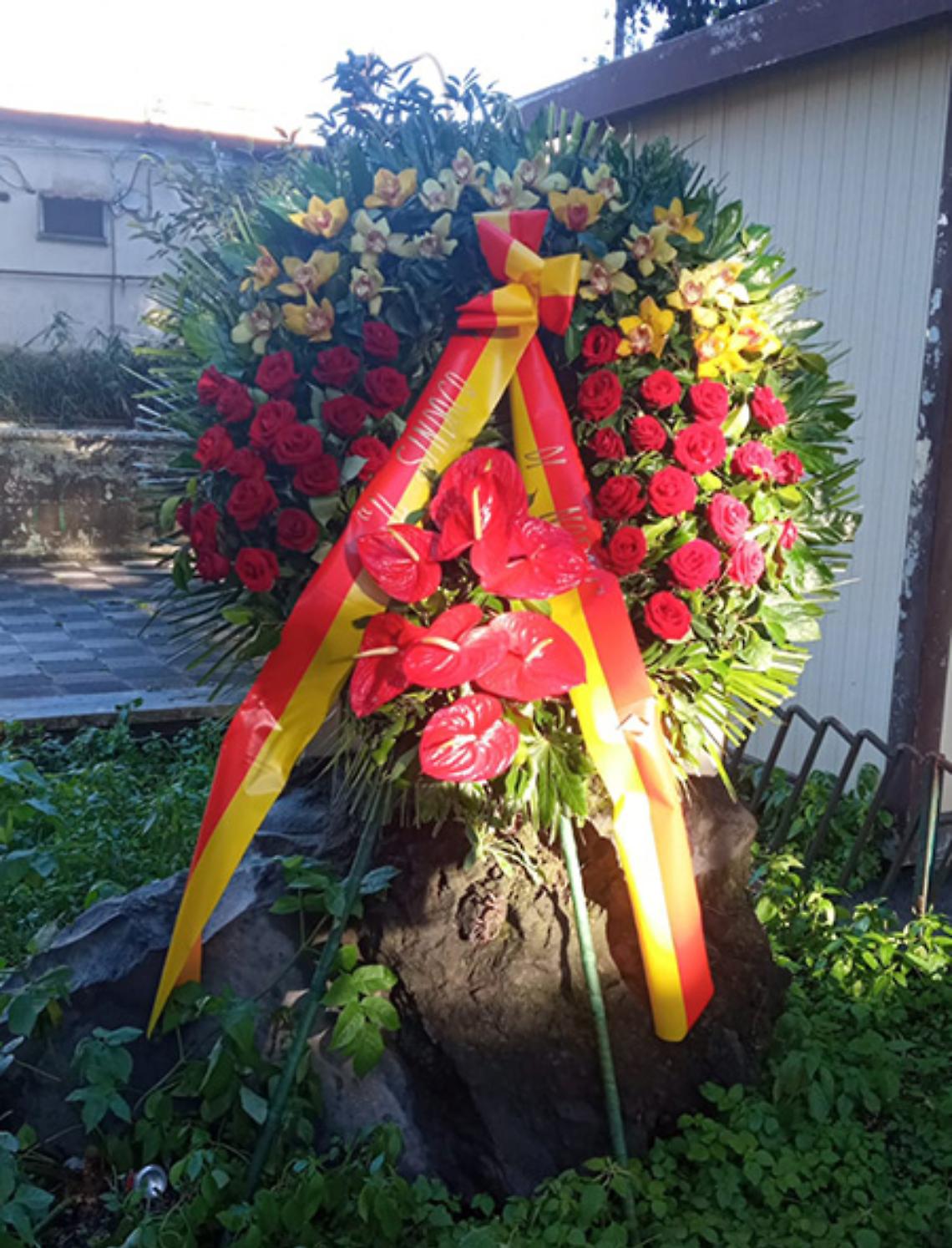 Manfredi in via Stadera, corona di fiori per le vittime del terremoto