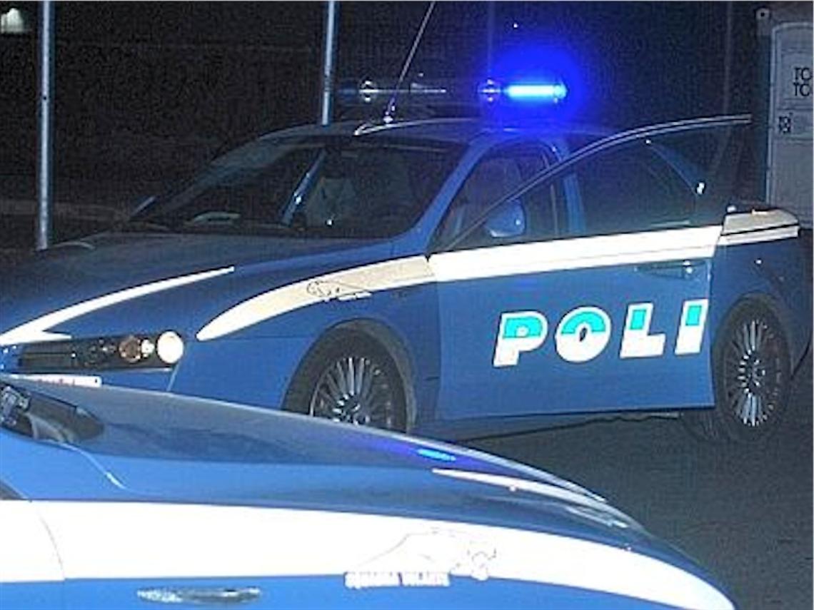 Afragola, prova a scappare dal balcone <br>e la gente aggredisce <br>i poliziotti