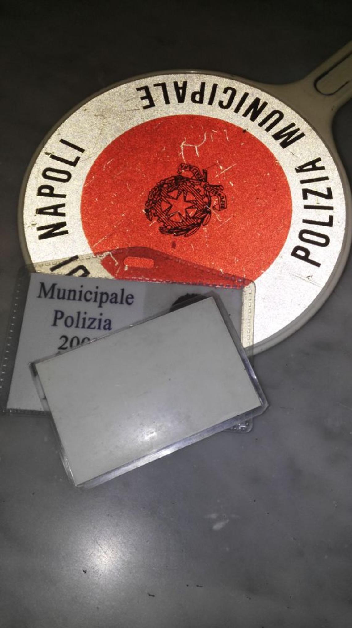 Viaggiava gratis col tesserino contraffatto dei vigili: preso