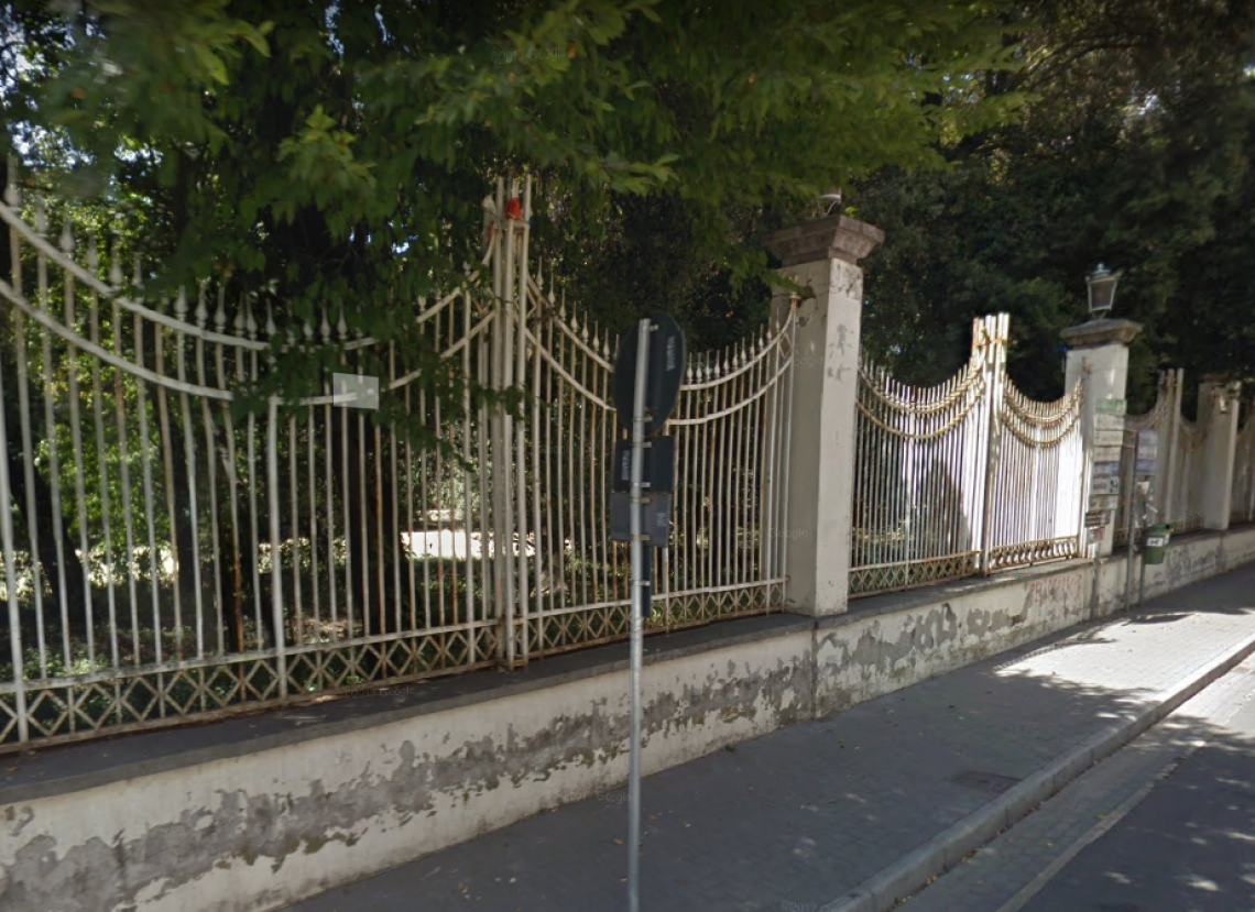 Caserta, cade un albero nel parco della Reggia e finisce in strada