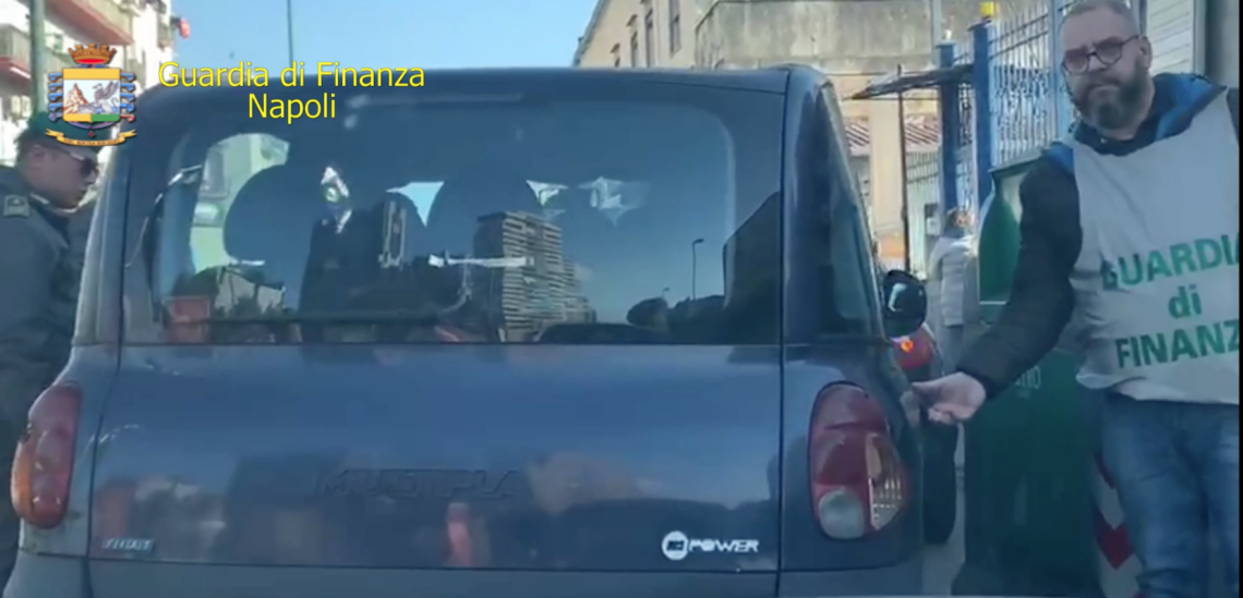Tassisti abusivi con auto senza assicurazione e reddito di cittadinanza