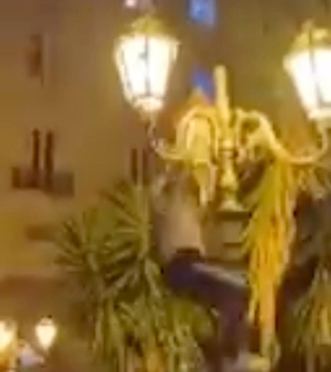 Si arrampica sul lampione e stacca telecamera a Napoli