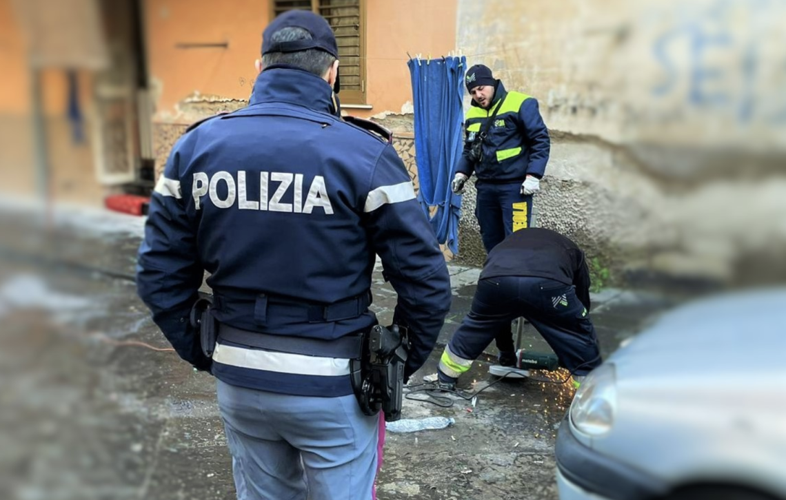 Controlli al Mercato, rimossi paletti abusivi e veicoli abbandonati