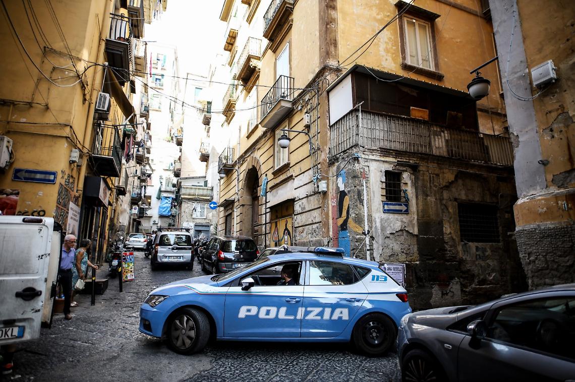 Scippò orologio a turista straniero: 17enne arrestato