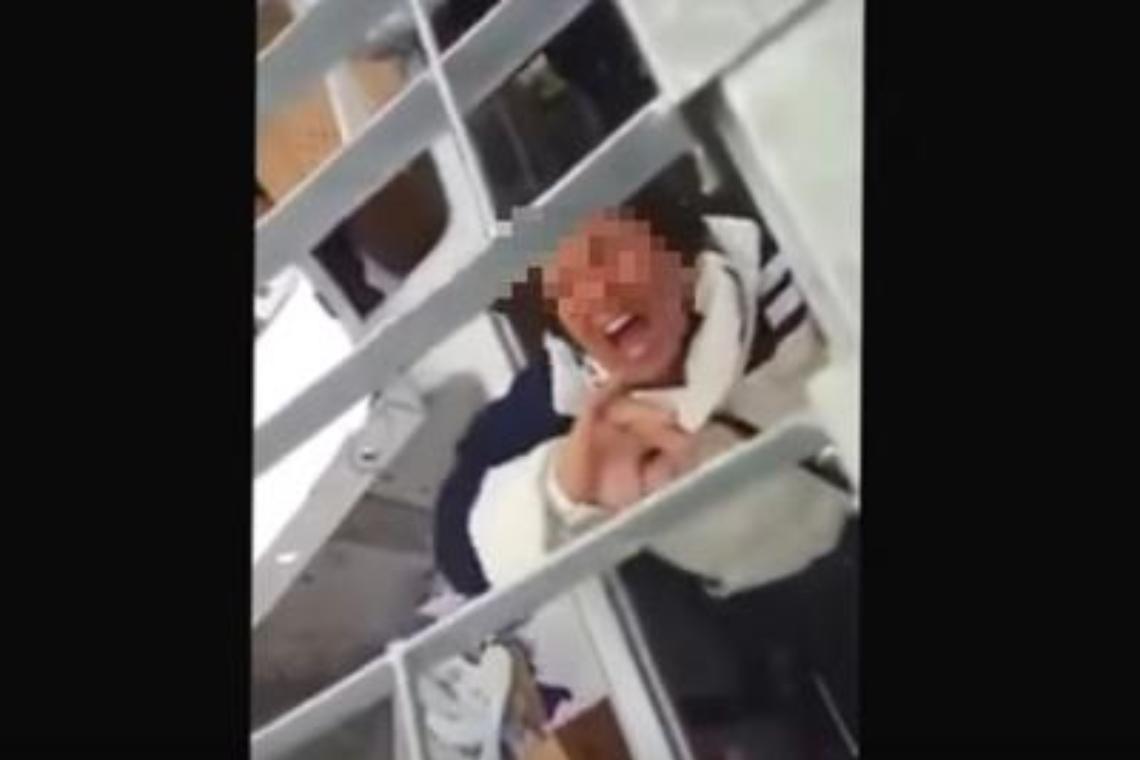 Follonica, chiudono due rom in una gabbia e postano il video sui social