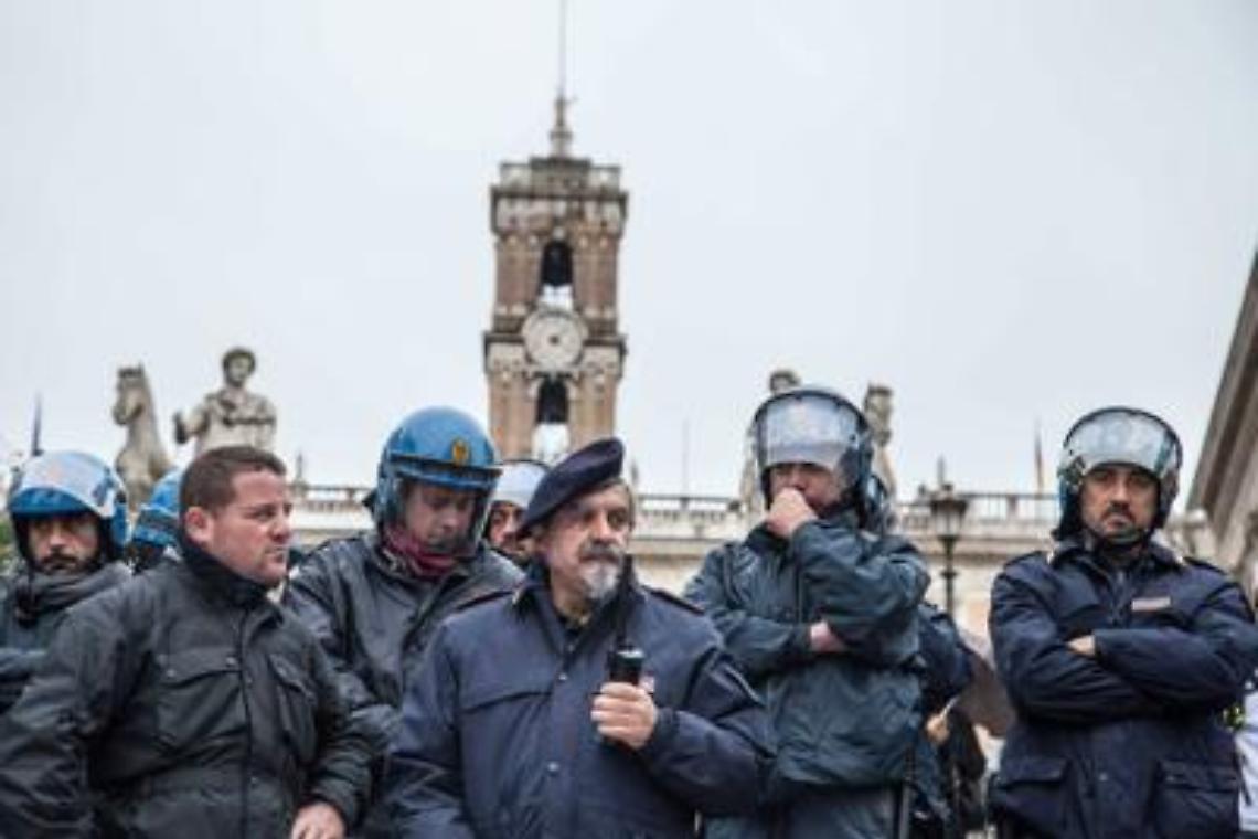 Roma blindata, a Milano sgomberi e contusi