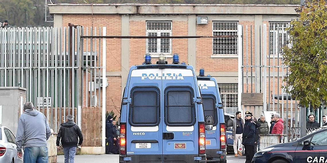 Piazza di spaccio in carcere, 47 arresti: coinvolto agente della penitenziaria