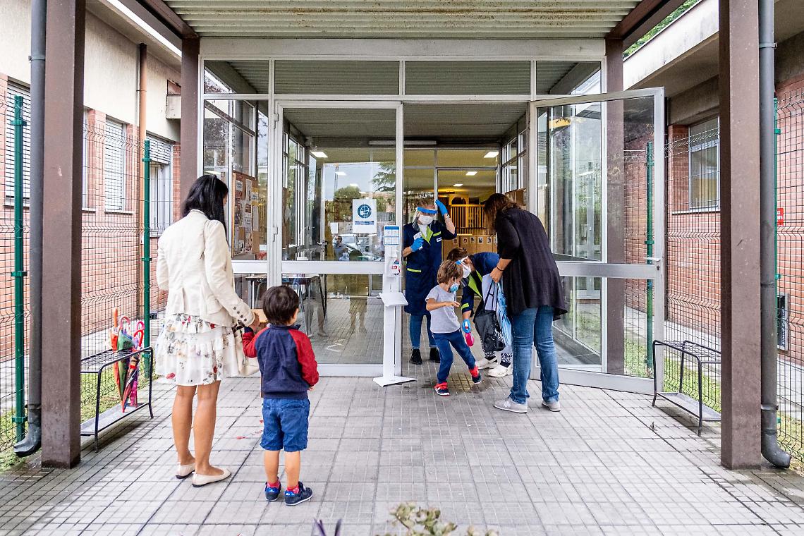 Variante Covid, boom di contagi nelle scuole. Chiusure totali in arrivo