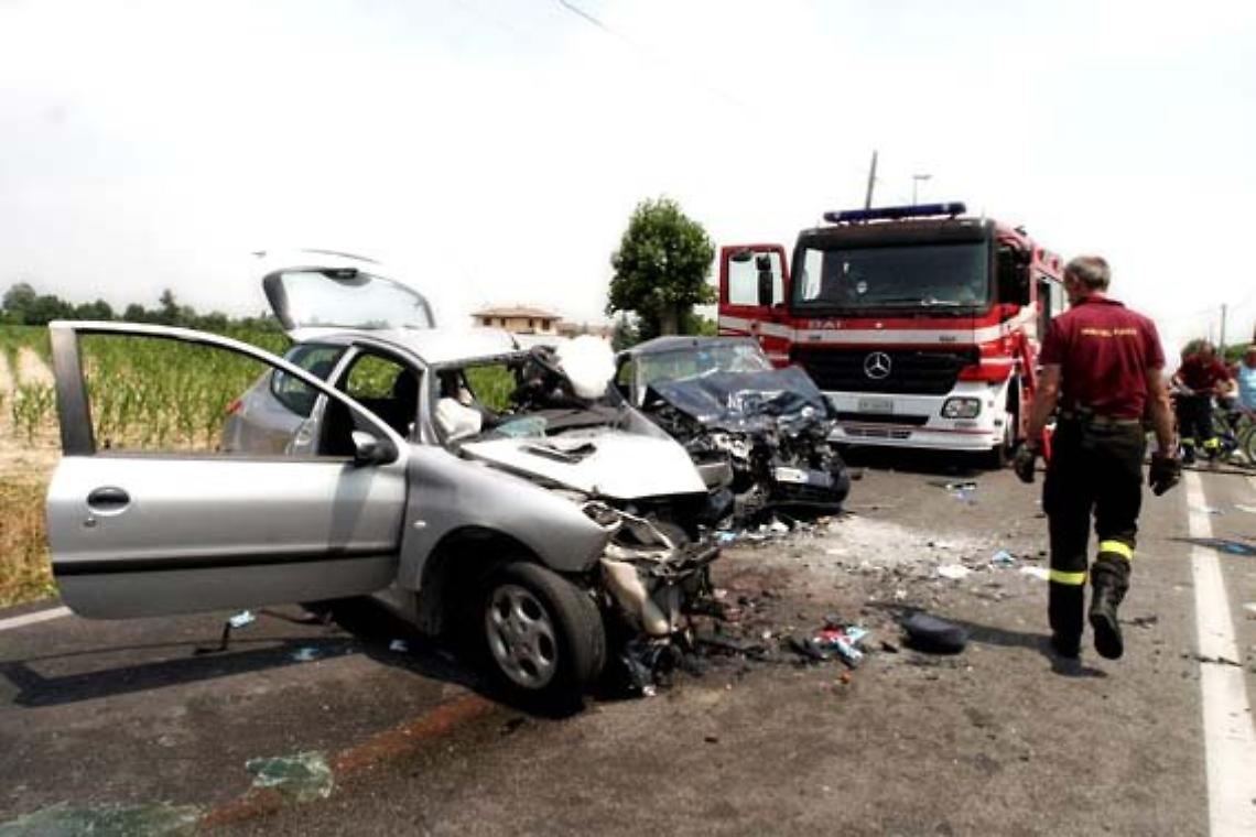 Scontro frontale su statale del Vesuvio, 2 morti e un ferito