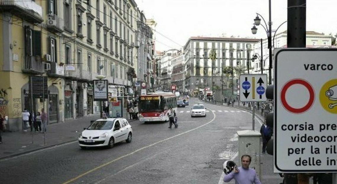 Napoli, Ztl e strisce blu: rinnovate agevolazioni per auto elettriche e ibride