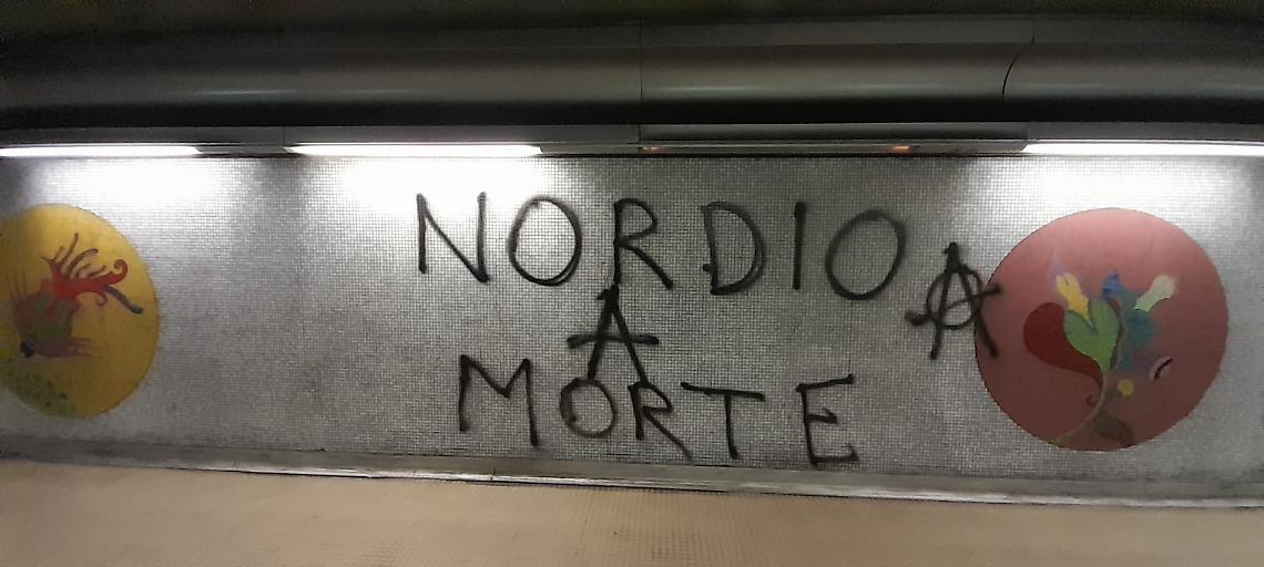 “Nordio a morte”, scritta choc nella stazione Salvator Rosa della metro