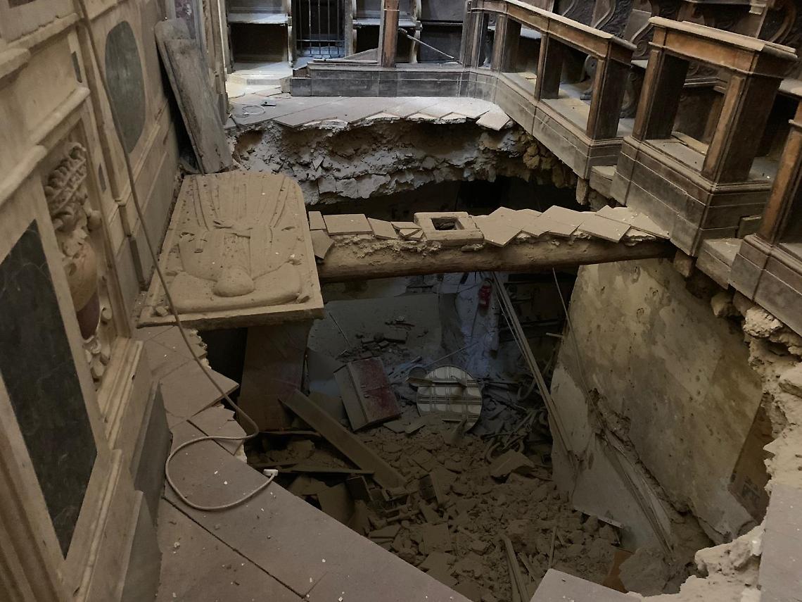 Napoli, crolla pavimento nella chiesa degli Incurabili