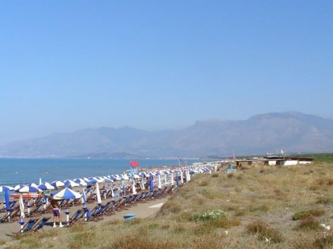 Spiagge, sos per il litorale domizio: «Lidi chiudono per erosione costa»