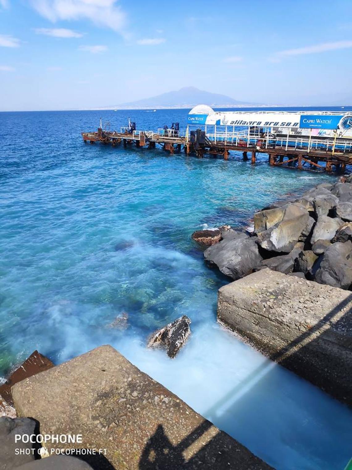Sorrento: mare blu ma inquinato da scarichi lattiginosi