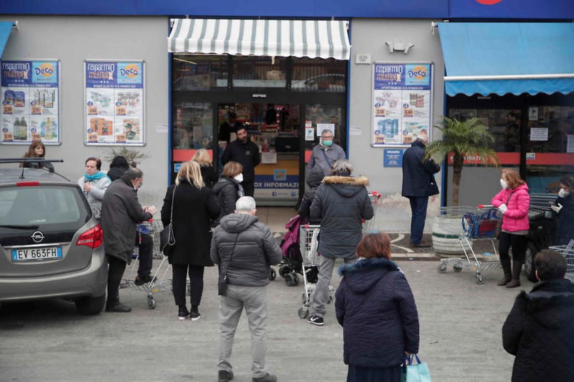 Coronavirus, a Napoli turni per la spesa: scoppia il panico, ma è falso