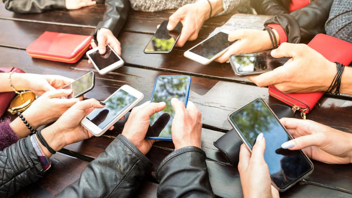 De Luca: è il momento di regolarizzare l’uso dei social