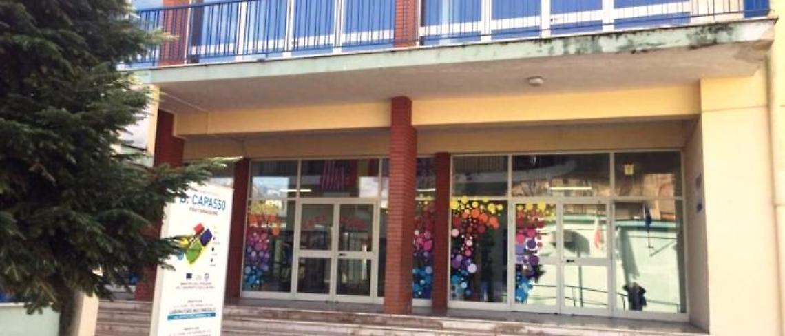 Tredicenne a scuola con una pistola nello zaino a Frattamaggiore: panico tra gli studenti