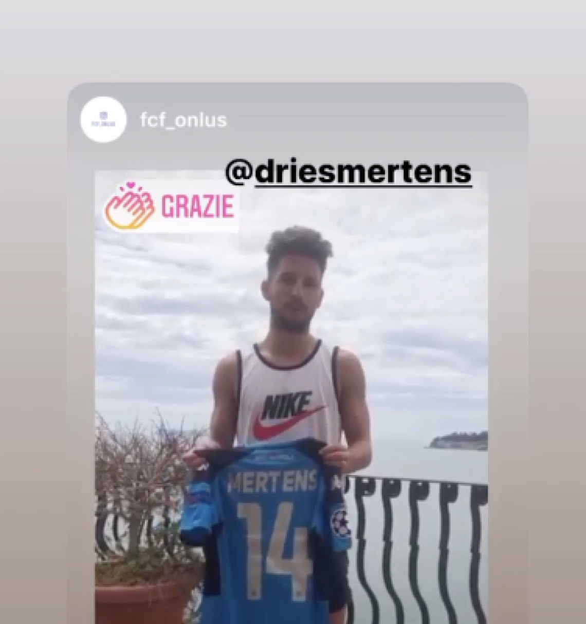Coronavirus, Mertens mette all'asta la maglia del record gol