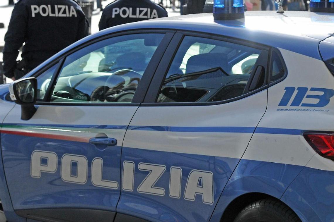 Minaccia madre e sorella con cacciaviti e martello: arrestato