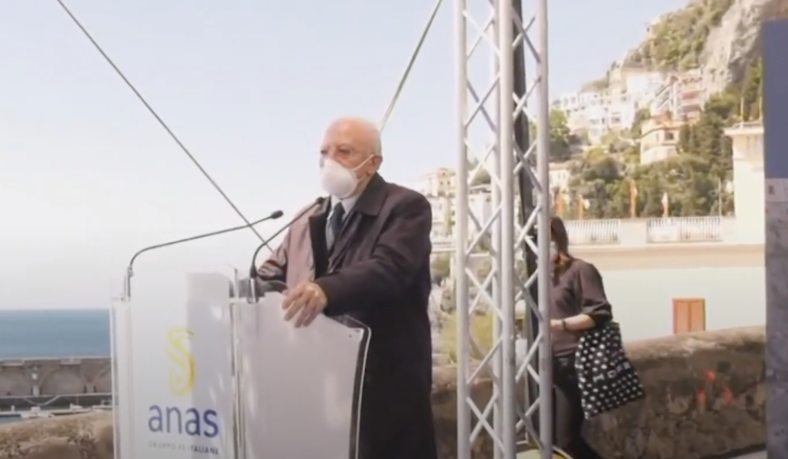 De Luca ad Amalfi, protestano gli albergatori