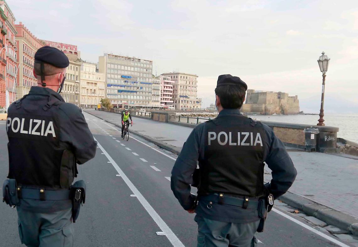 Controlli anti-Covid a Chiaia, 157 identificati