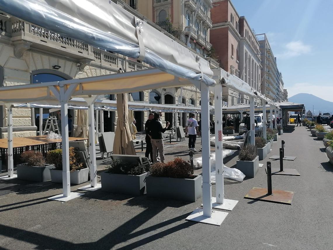 Napoli, folla in strada e ristoratori al lavoro per riaprire