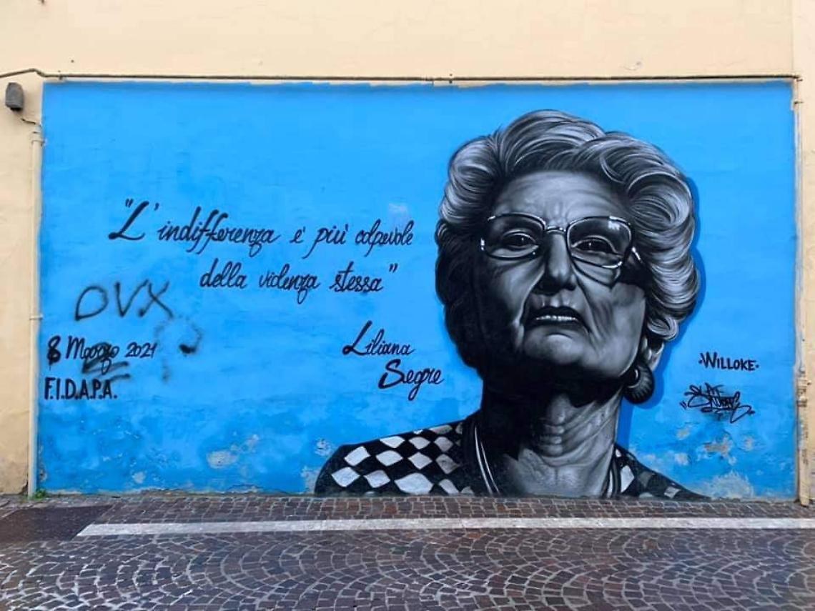 Scritta “Dux" sul murale per Liliana Segre in Irpinia