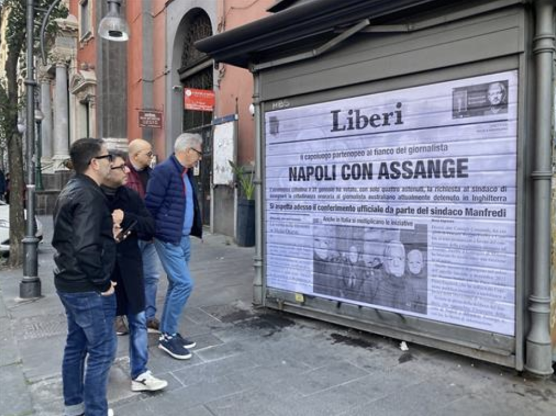 Free Assange Napoli, appello al sindaco: gli dia la cittadinanza onoraria