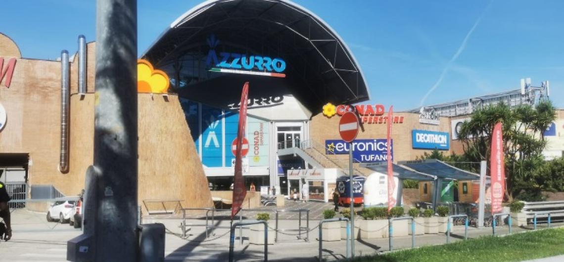 Accoltellato vicino alle casse del supermercato