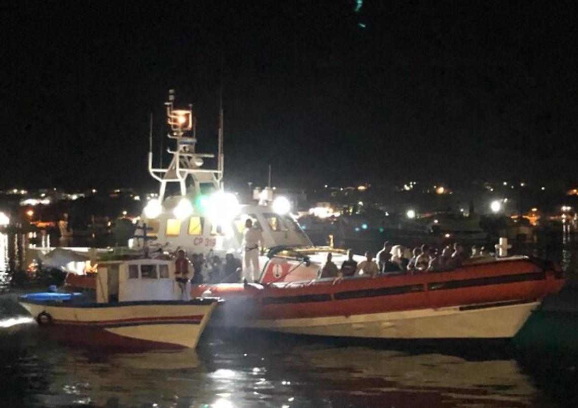 Migranti, affonda barchino: 34 salvi, un morto e 20 dispersi