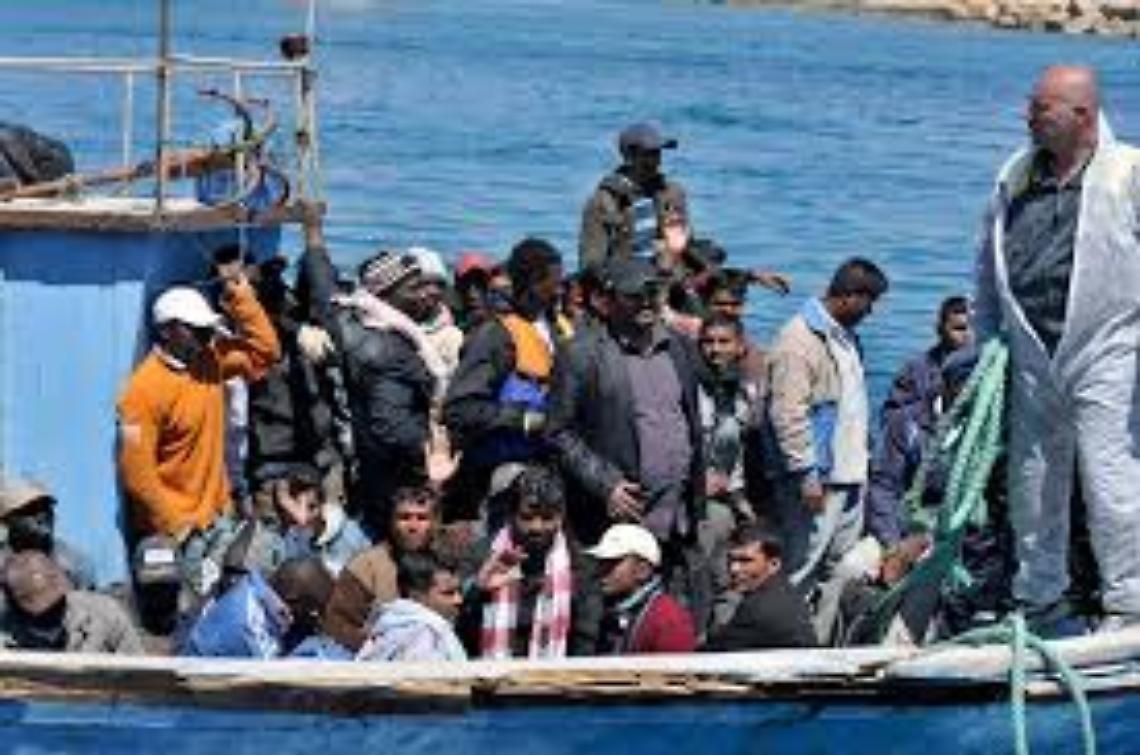 Barcone si ribalta, un altro naufragio: 31 morti