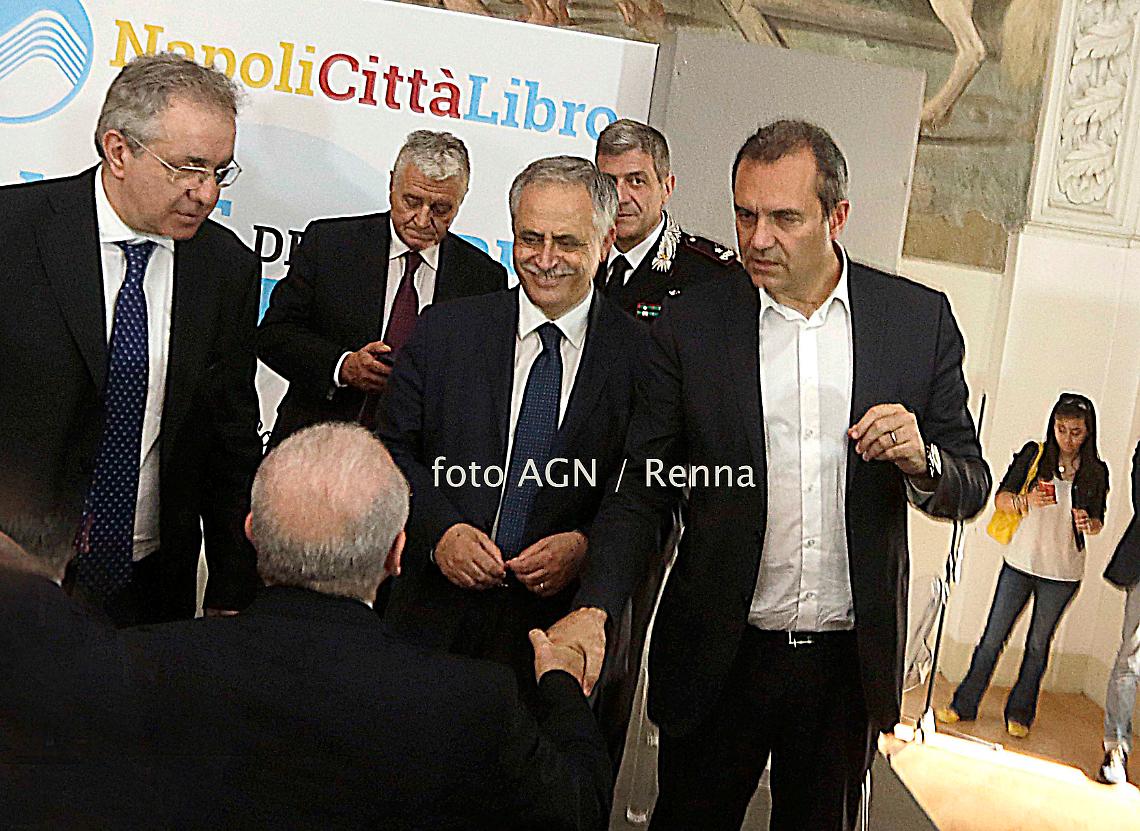 Stretta di mano tra sindaco e governatore, ma resta il gelo