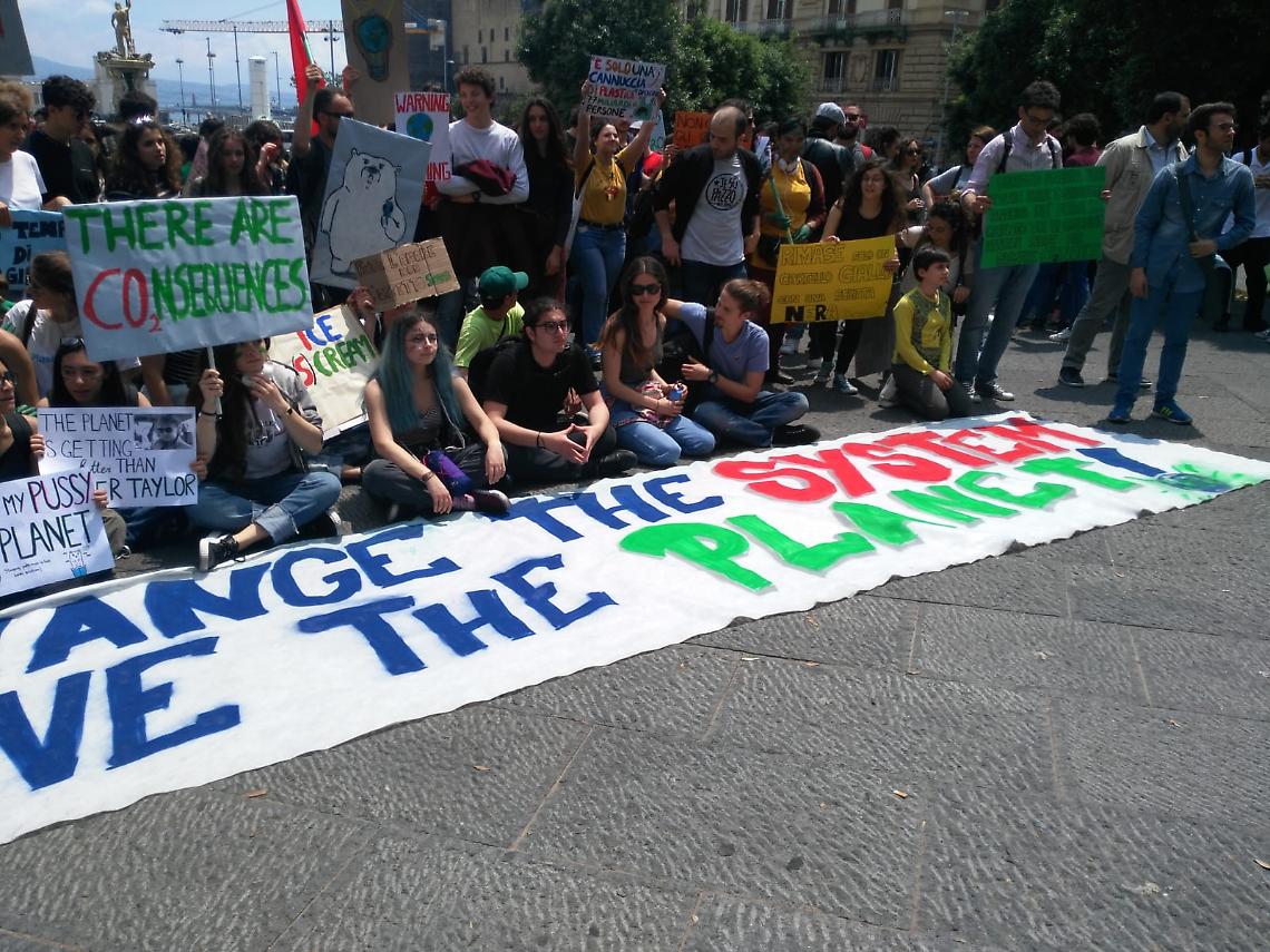 Studenti in piazza per il clima, “green block" assaltano punto Enel